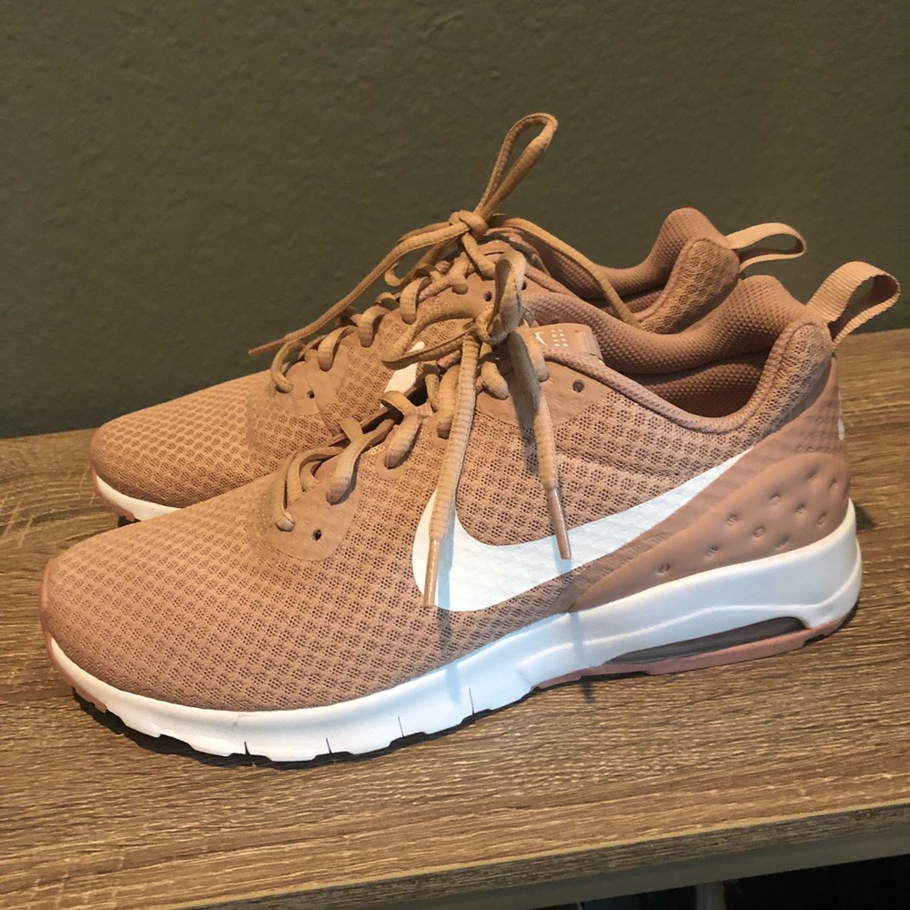 NIKE Women’s Air Max Motion LW Sneaker Pink